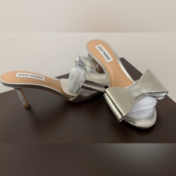 Steve Madden Belindo Silver Kitten
Fashion Bow Heels - Picture 3 of 6